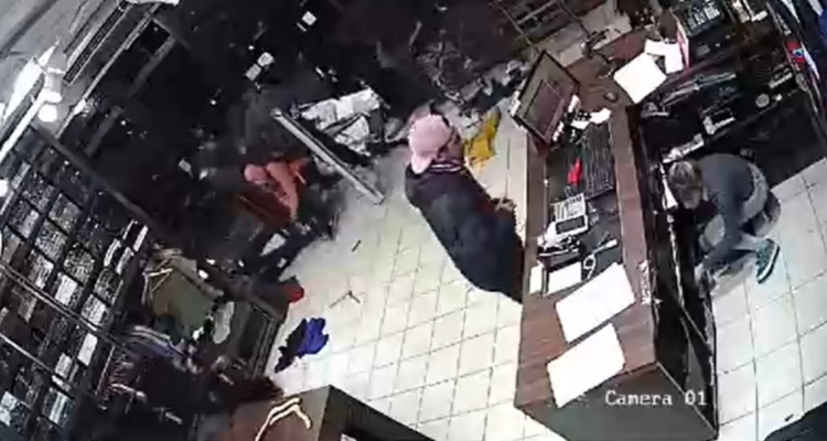 Sujetos robando en tienda Narrow de Moreno