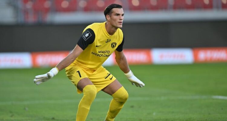 El arquero Kewin Komar ahora está bajo la lupa de su equipo en Polonia.