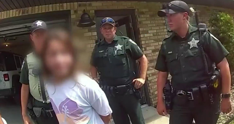 El debatido arresto de una niña de 11 años (esposada) por fingir secuestro en el 911