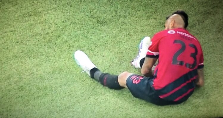 Arturo Vidal se lesionó en duelo de Paranaense en Brasil.