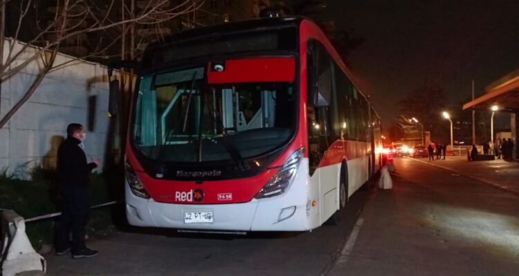 Delincuentes apuñalan a pasajero de bus RED que se resistió a asalto en Santiago