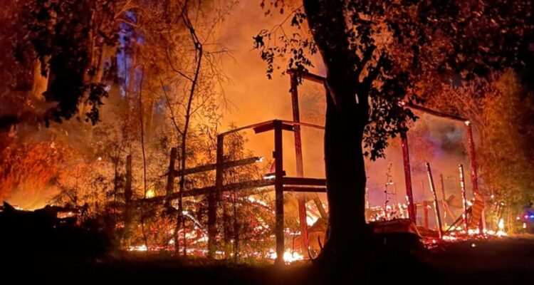 Queman cinco cabañas de veraneo en nuevo ataque incendiario en provincia de Arauco
