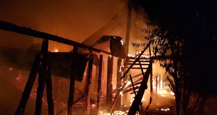 Desconocidos queman templo evangélico y realizan disparos a Carabineros en Ercilla