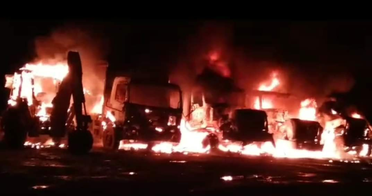 Una persona herida y camiones destruidos deja ataque incendiario en comuna de Los Lagos