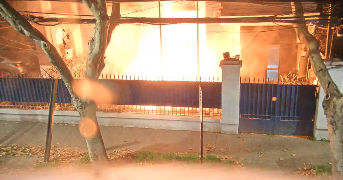 Encapuchados atacan con bombas molotov una unidad de la PDI en Providencia