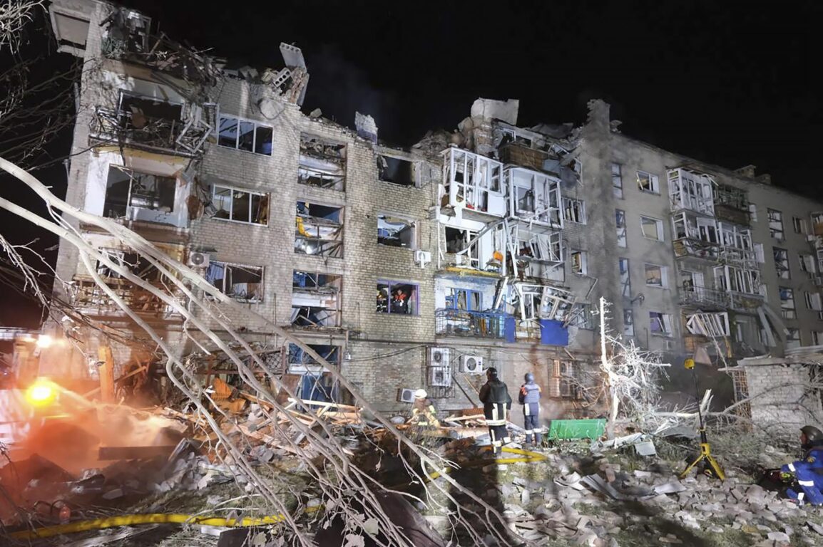 Rescatistas ucranianos trabajando luego del ataque en Pokrovsk 