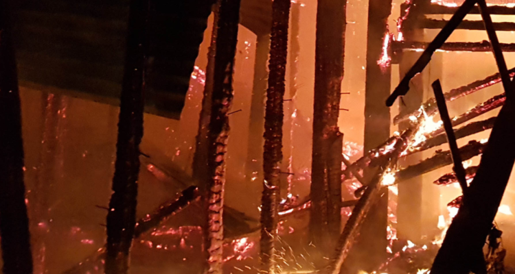 Dos casas destruidas deja ataque incendiario en Tirúa: ya habían intentado quemar una de ellas