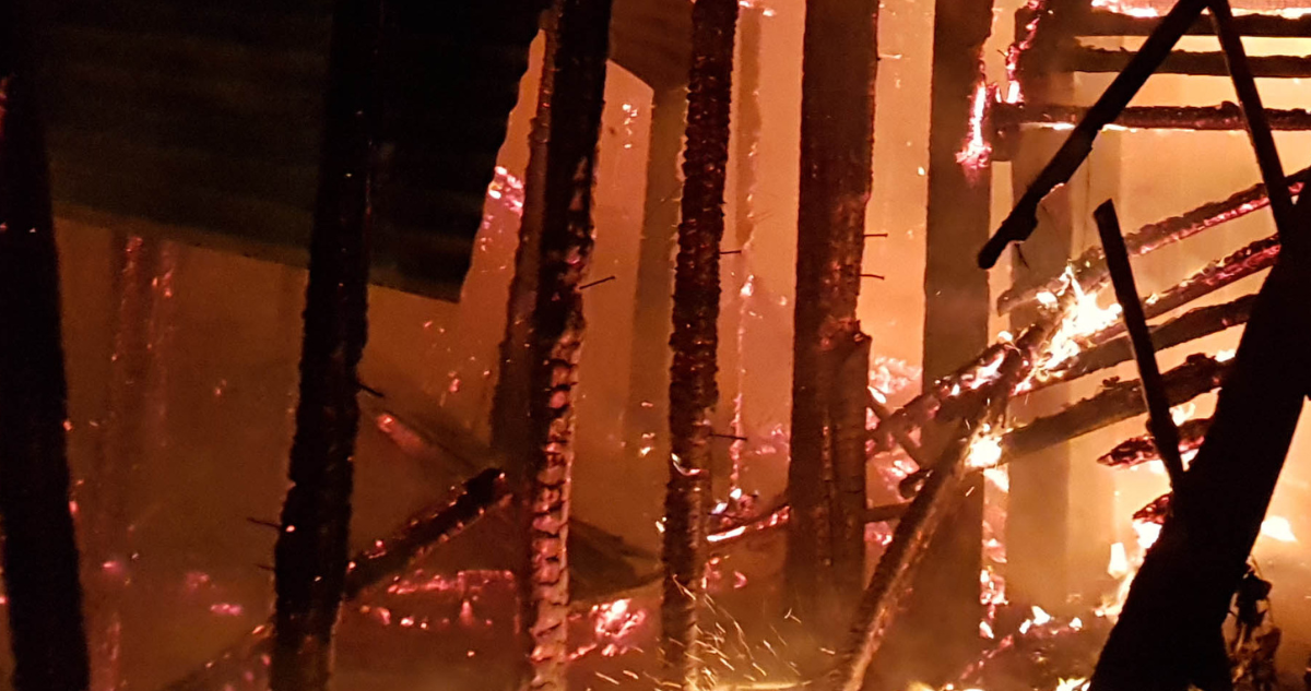 Dos casas destruidas deja ataque incendiario en Tirúa: ya habían intentado quemar una de ellas