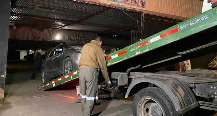 Hallan al menos 9 automóviles con encargo por robo al interior de carwash en Santiago: hay un detenido