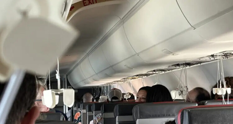 avión de American Airlienes cae casi 6 mil metros en seis minutos