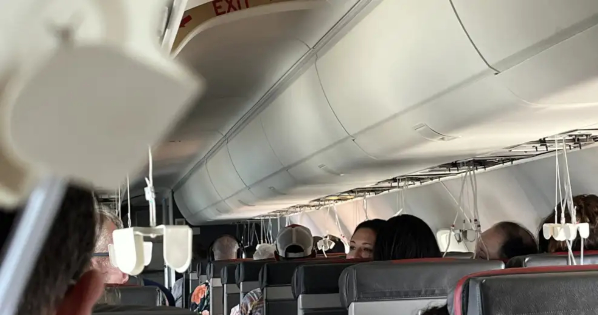 avión de American Airlienes cae casi 6 mil metros en seis minutos
