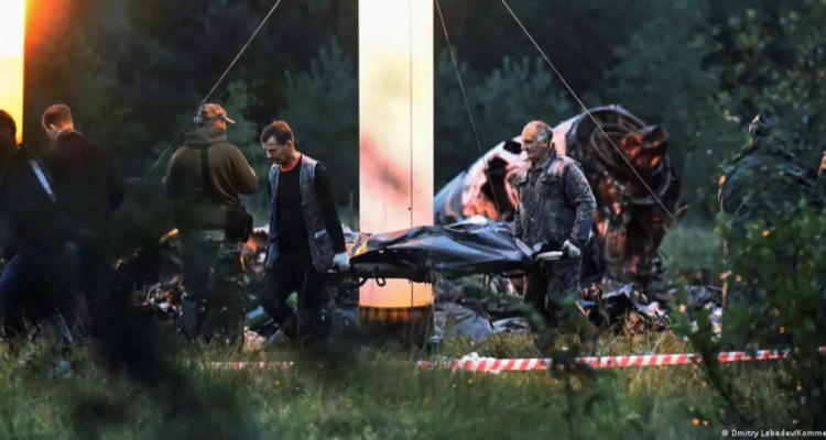 Rescatistas trasladan un cuerpo entre los restos del avión siniestrado