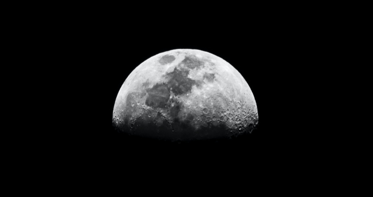 India confirmó la presencia de azufre en el polo sur de la Luna y podría encontrar agua congelada