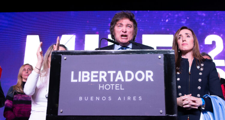 Banco Central argentino en crisis: entidad devalúa el dólar blue al 22% tras victoria de Javier Milei