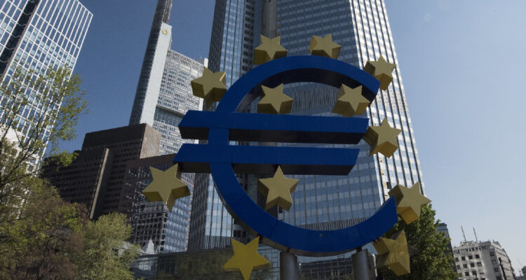 Captura del símbolo de euro del Banco Central Europeo en la Eurotower