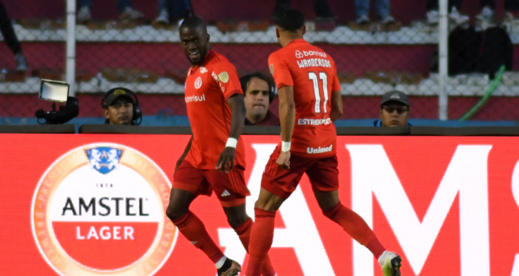 Enner Valencia adelante al Inter de Portoalegre ante Bolívar.