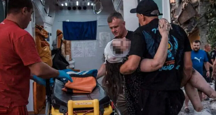 Mujer herida siendo cargada a una ambulancia en Pokrovsk, Ucrania