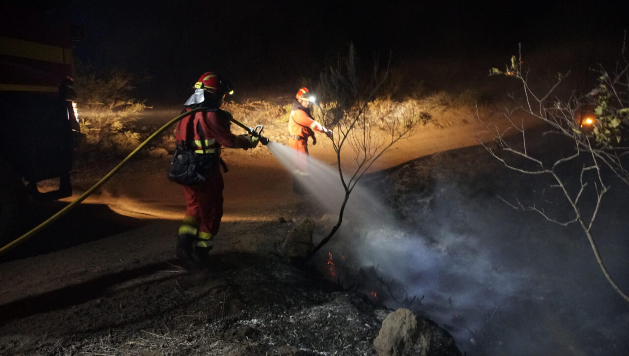 Miembros de la Unidad militar de emergencias (UME) trabajan en labores de extinción del incendio forestal de la isla de Tenerife