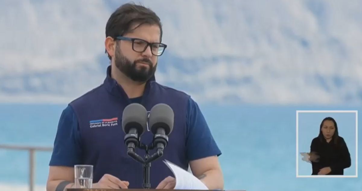 “Le pide por favor que respete”: el tenso momento entre Presidente Boric y dirigente en Mejillones