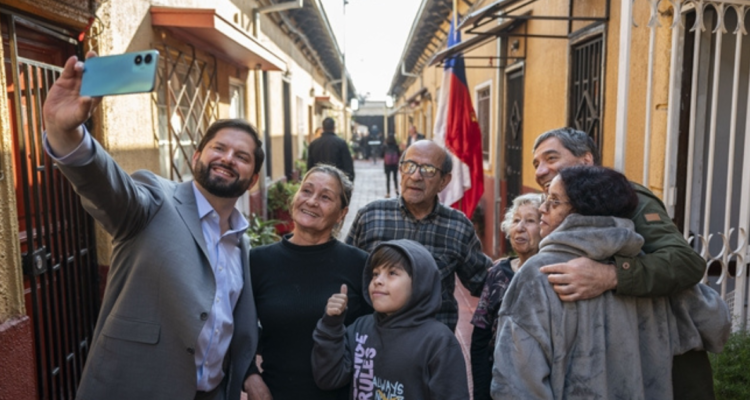 Presidente Boric junto a vecinos en Independencia