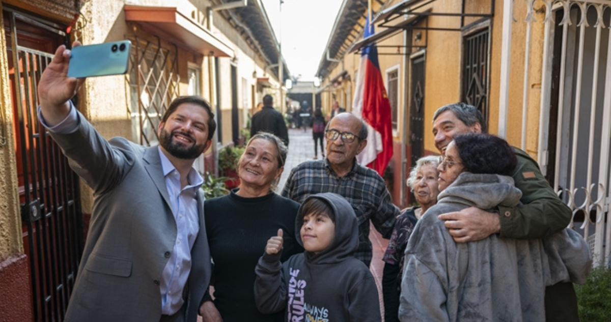 Presidente Boric junto a vecinos en Independencia