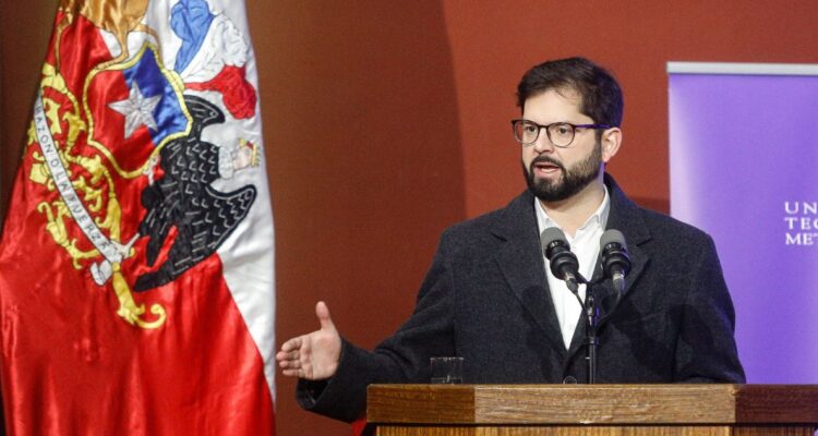 Boric reconoce que “el ambiente está eléctrico” y asegura que “no hay futuro esplendor sin verdad”