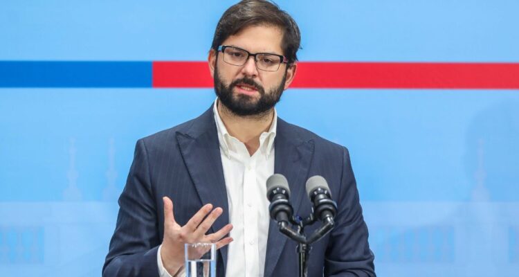 Boric y truncado llamado a plebiscito de Allende: “Inevitablemente pienso qué fue lo que se detuvo”
