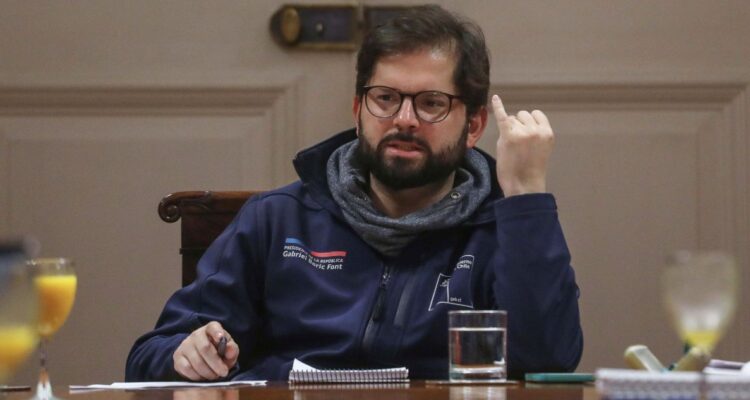 Boric pide a ministros priorizar reconstrucción y no descarta “eventuales requisas” de maquinaria