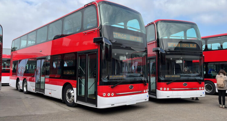 Anuncian que 10 buses eléctricos de dos pisos se sumarán al transporte público en Santiago