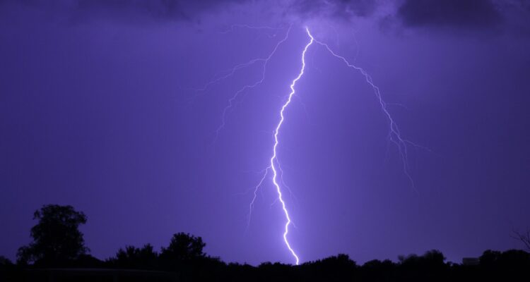 Imagen de contexto sobre la caída de un rayo. En Nicaragua, uno causó la muerte de un futbolista y su entrenador.