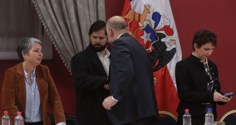 Gobierno tendrá reunión clave en Cerro Castillo en medio de presiones por cambio de gabinete