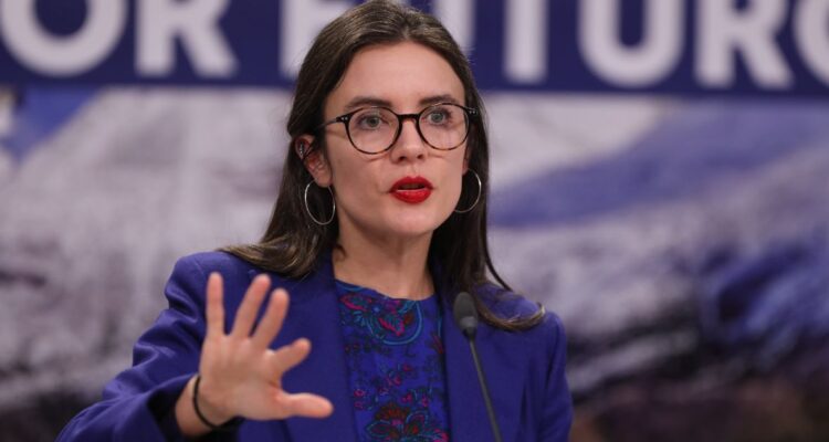 “No es bueno mezclar peras con manzanas”: Vallejo tras comparación de AC contra Piñera y el golpe