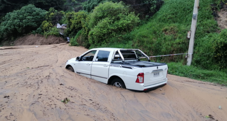 Camioneta quedó atrapada tras deslizamiento de tierra en Concón