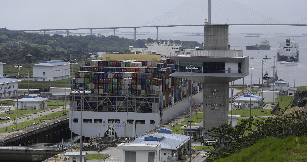 Barco cargado con contenedores pasando por el Canal de Panamá