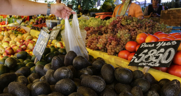 Una mujer comprando paltas