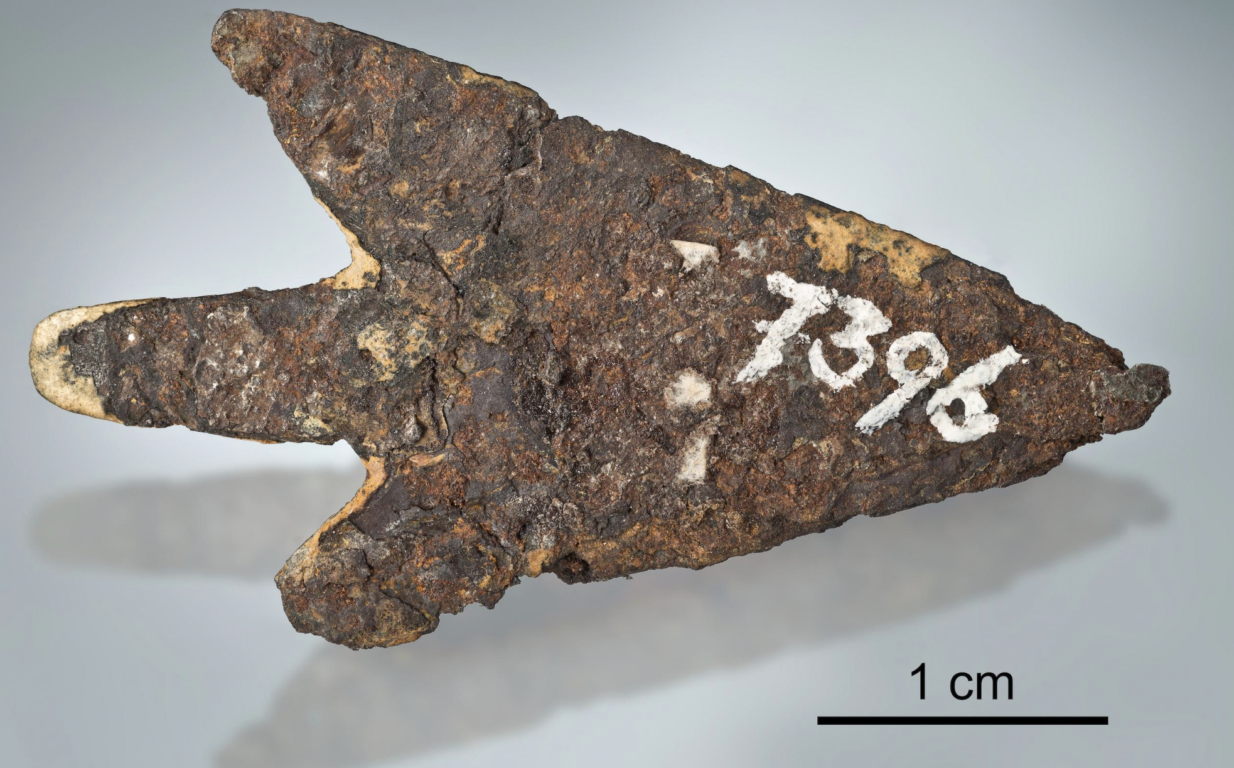 ¿Un arma extraterrestre?: Encuentran una punta de flecha que fue hecha con el material de un meteorito
