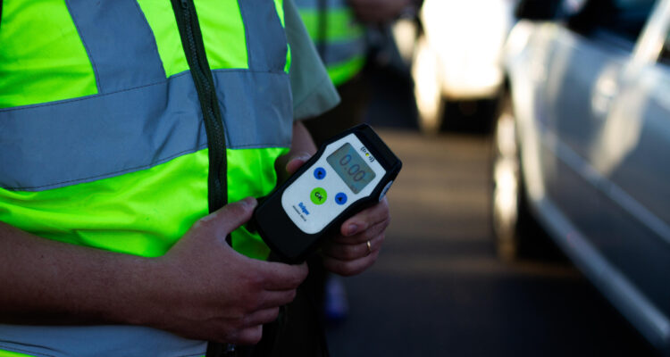 Detienen a sargento de Carabineros por chocar ebrio con un auto estacionado: alcotest marcó 2.30 g/l
