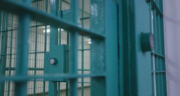 Dan 15 años de cárcel a hombre que empujó a su pareja desde un noveno piso en Viña del Mar