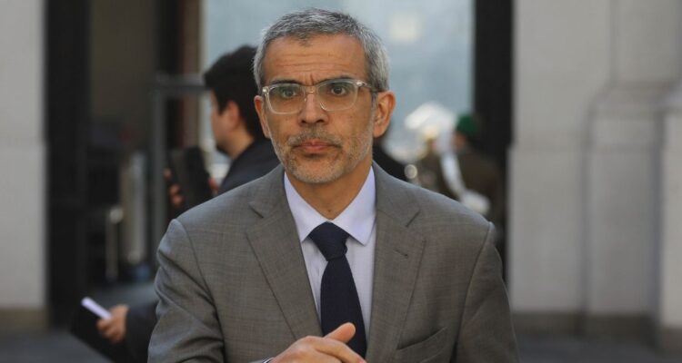 El ministro de Justicia, Luis Cordero, explicó la falta de querellas por parte del Ejecutivo en los distintos casos de millonarios convenios con fundaciones como Democracia Viva