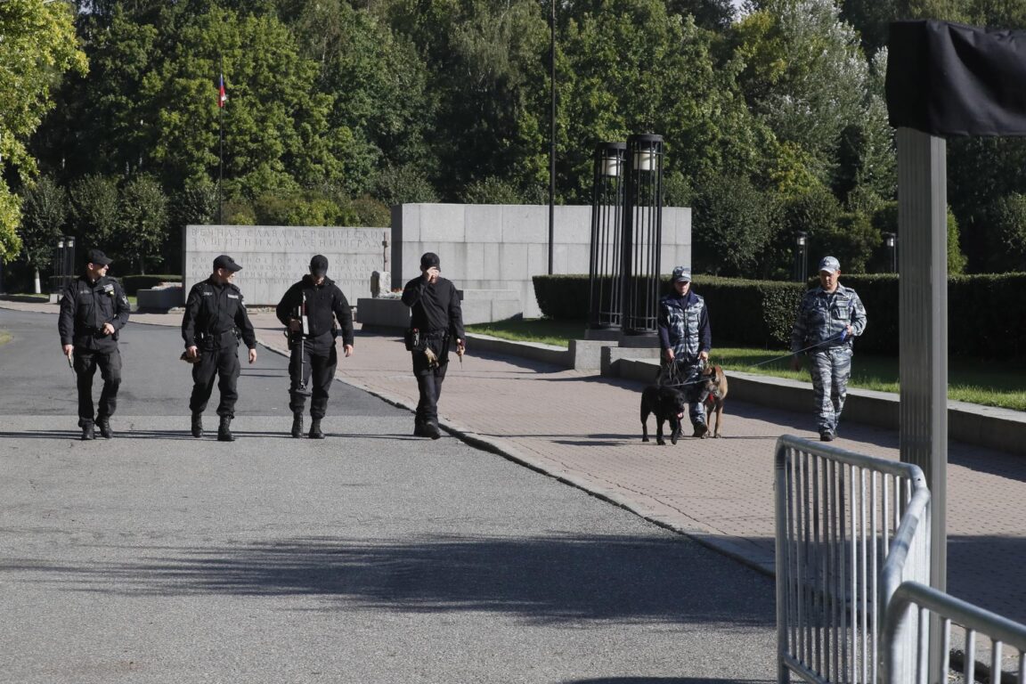 Policías rusos custodian la entrada del cementerio Serafimovskoe en San Petersburgo
