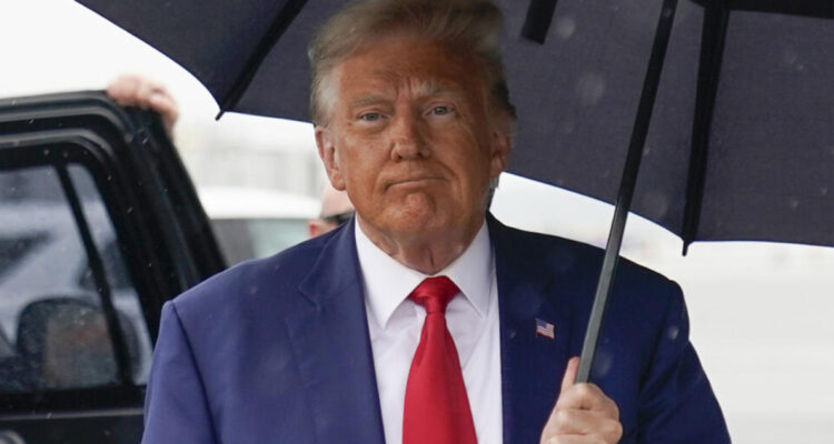 Detienen en Chicago a mujer que amenazó con matar a Donald Trump y a su hijo