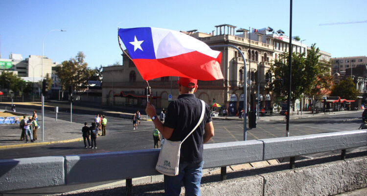 FMI alerta persistencia del riesgo de descontento social en Chile y menciona deterioro de la seguridad