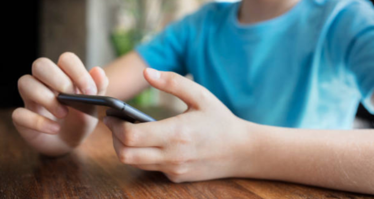 25% de adolescentes reenvía material de connotación sexual sin consentimiento, según estudio