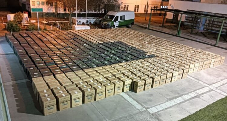 Carabineros de Alto Hospicio logran incautar casi $1.500 millones en cigarrillos de contrabando