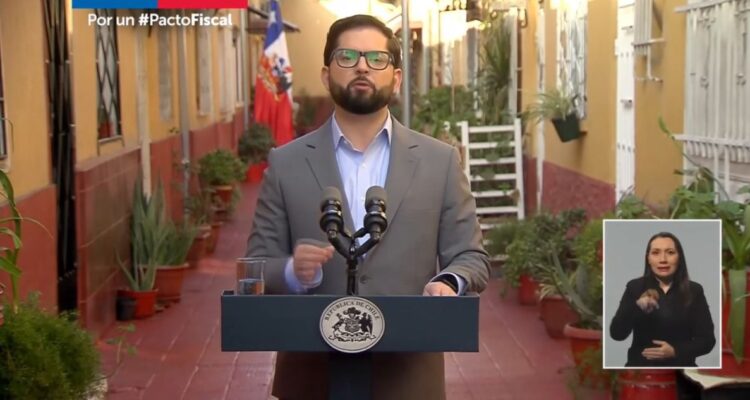 Las burlas en redes sociales al presidente Gabriel Boric por cadena nacional desde un cité para anunciar pacto fiscal.