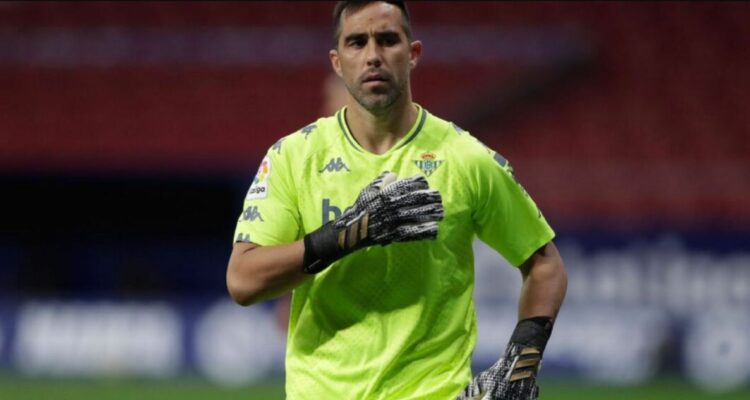 Claudio Bravo no estará en debut liguero del Betis y preocupa en La Roja para Clasificatorias