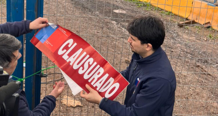 Autoridades de la región Metropolitana clausuran vertedero ilegal en Quilicura