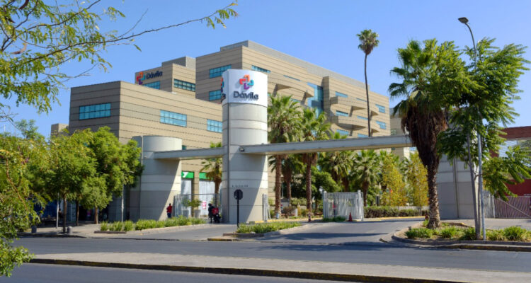 Red de clínicas Dávila, de grupo Banmédica, demanda a Fonasa y servicios de salud por no pago de deuda