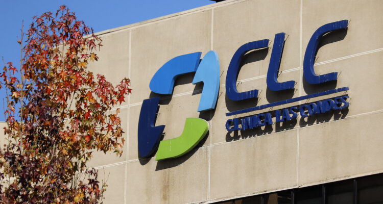 Clínica Las Condes debe pagar $100 millones a mujer que contrajo bacteria durante operación lumbar