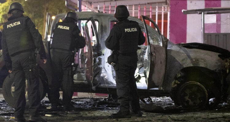 Policías investigan los restos de un carro bomba que explotó en la madrugada en Quito
